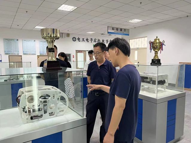 校长姚郁莅临信通学院国家级电工...